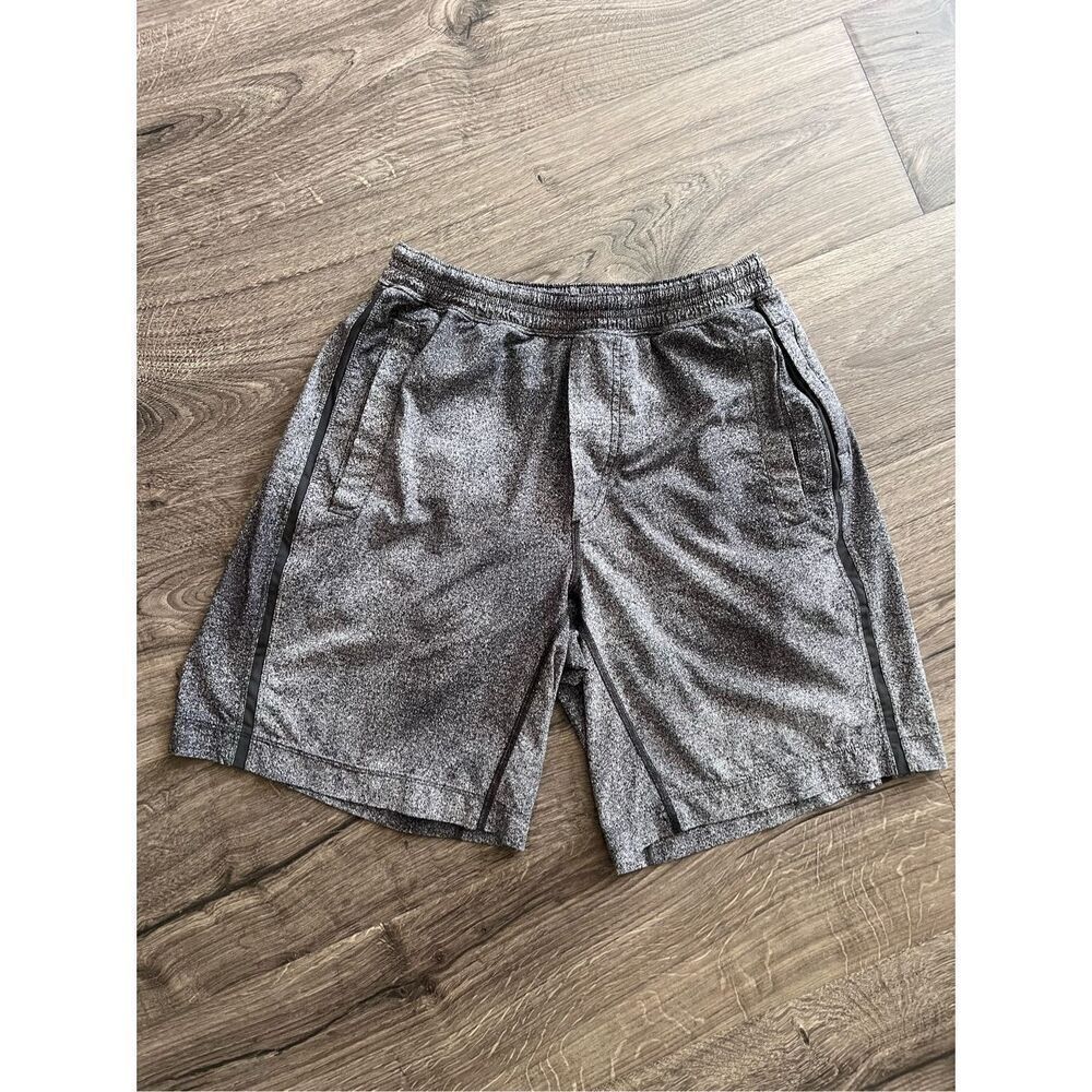 Lululemon Shorts Men's Large Gray Gym Workout Lined Pockets 9"